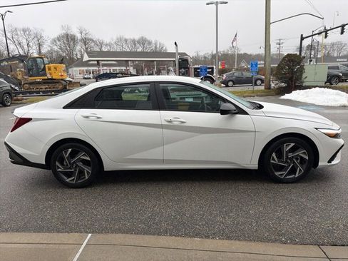 Used 2025 Hyundai Elantra Sport image 4
