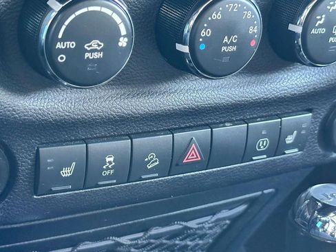 Used 2016 Jeep Wrangler Unlimited Sahara image 17