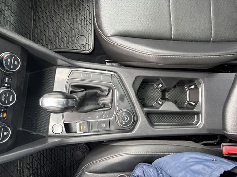 Used 2018 Volkswagen Tiguan SE w/ Panoramic Sunroof Package image 13