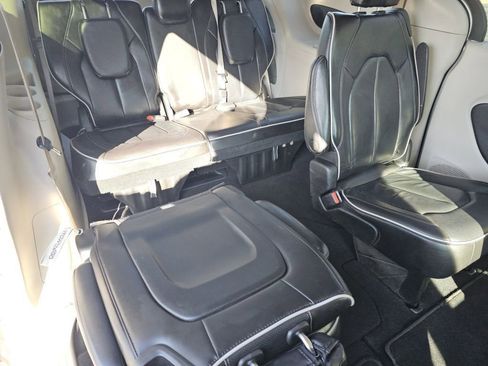 Used 2023 Chrysler Pacifica Limited image 27