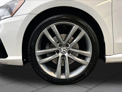 Used 2018 Volkswagen Passat 2.0T R-Line FWD image 11