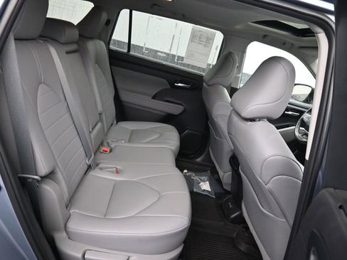 Used 2023 Toyota Highlander XLE AWD/4WD image 8