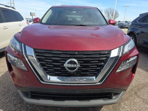 Used 2023 Nissan Rogue SV image 2