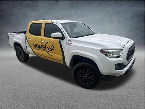 Used 2020 Toyota Tacoma SR5 AWD/4WD image 2