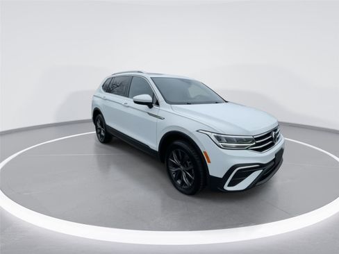Used 2022 Volkswagen Tiguan SE w/ Panoramic Sunroof Package image 2