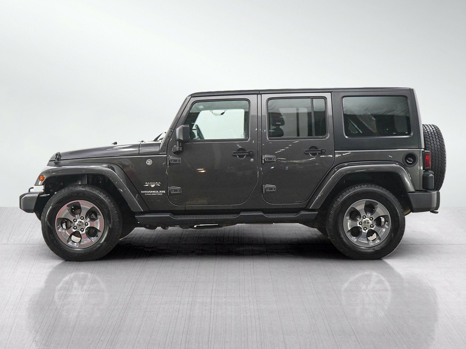 Used 2017 Jeep Wrangler Unlimited Sahara w/ Max Tow Package AWD/4WD image 2