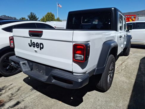 Used 2025 Jeep Gladiator Sport AWD/4WD image 8