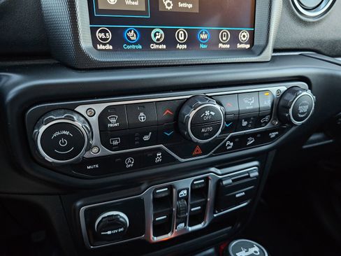 Used 2020 Jeep Wrangler Unlimited Sahara w/ Uconnect 4C Nav & Sound Group image 27