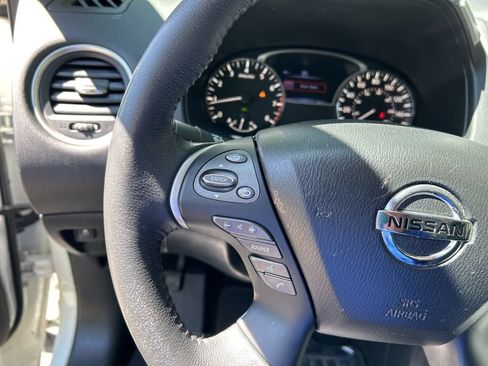 Used 2017 Nissan Pathfinder SV FWD image 15