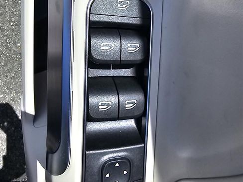 Used 2025 Mercedes-Benz GLB 250 image 12