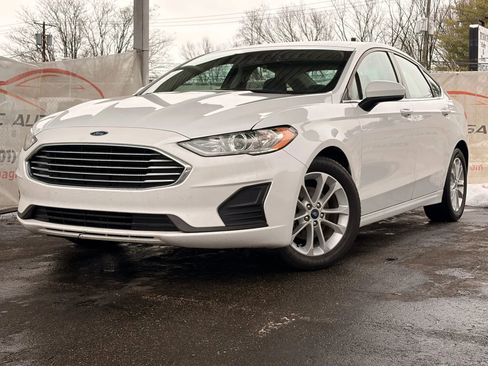 Used 2020 Ford Fusion SE image 1