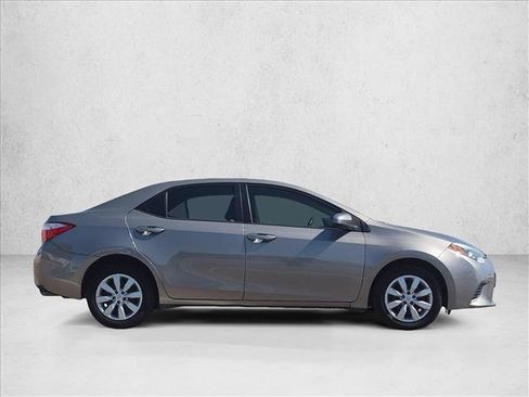 Used 2015 Toyota Corolla LE FWD image 4