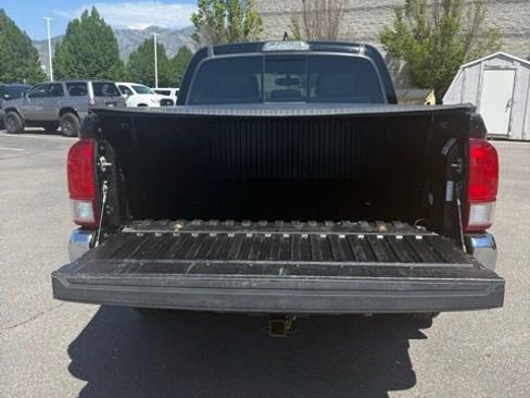 Used 2017 Toyota Tacoma TRD Off-Road AWD/4WD image 10