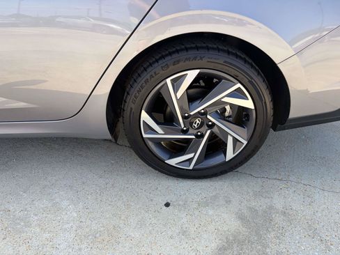 Certified 2025 Hyundai Elantra Limited FWD image 7
