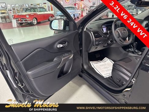 Used 2022 Jeep Cherokee Limited image 11