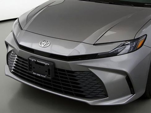 Used 2025 Toyota Camry XLE image 8