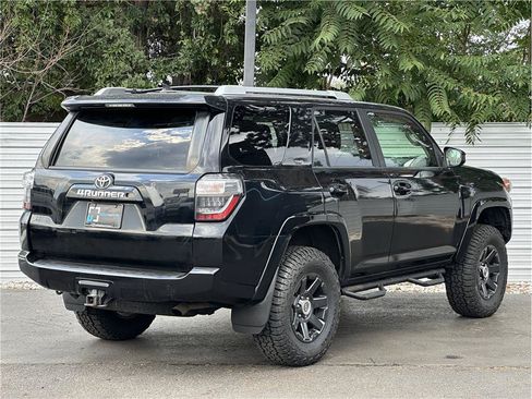 Used 2015 Toyota 4Runner SR5 AWD/4WD image 10