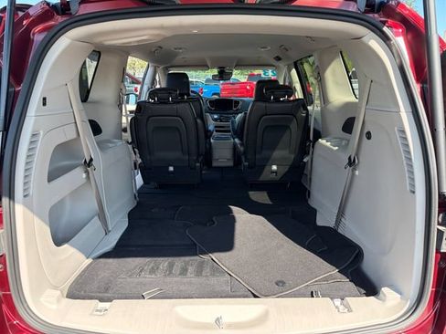 Used 2023 Chrysler Pacifica Touring-L FWD image 22