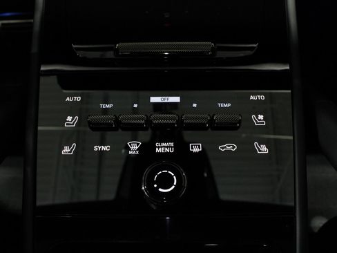 Certified 2025 Porsche Cayenne Turbo w/ Premium Package Plus AWD/4WD image 33