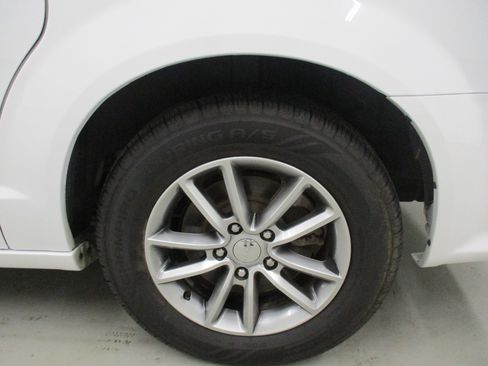 Used 2016 Dodge Grand Caravan SE image 4