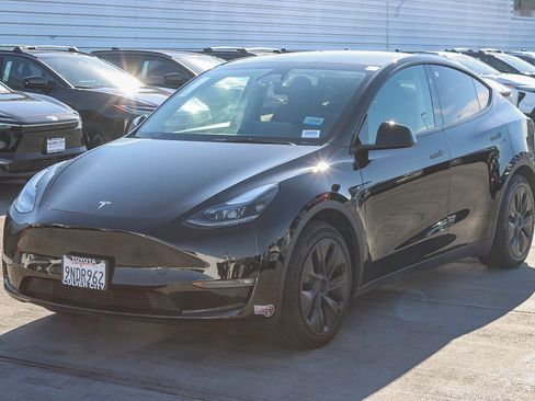 Used 2024 Tesla Model Y Long Range image 3
