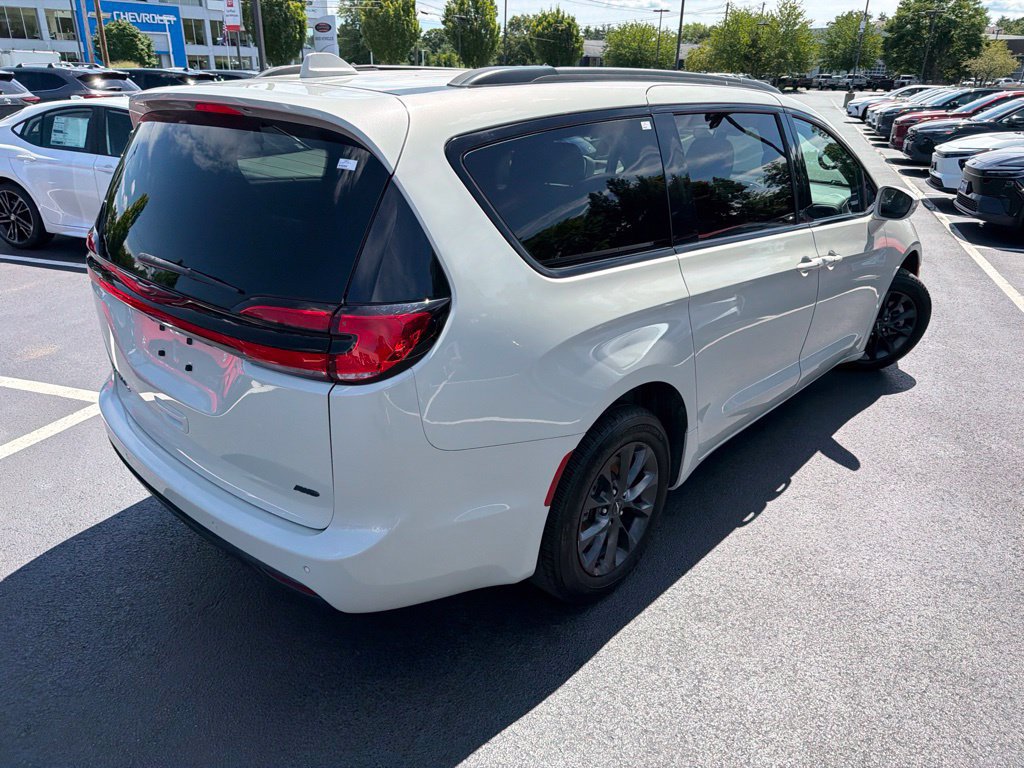 Used 2021 Chrysler Pacifica Touring-L w/ S Appearance Package AWD/4WD image 5