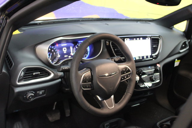 Used 2026 Chrysler Pacifica Select FWD image 14