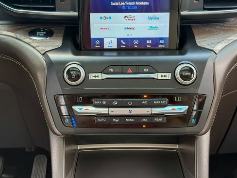Used 2020 Ford Explorer Platinum AWD/4WD image 21