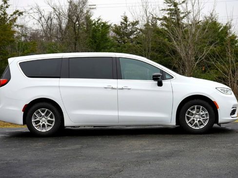 New 2026 Chrysler Pacifica Select image 5
