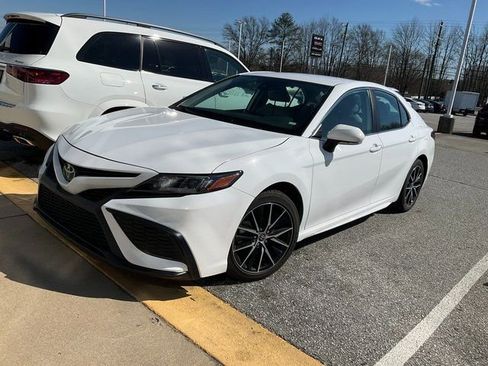 Used 2024 Toyota Camry SE image 3