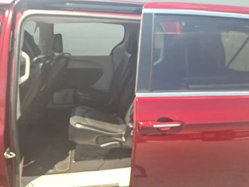 Used 2017 Chrysler Pacifica Limited FWD image 37