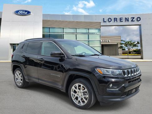 Used 2023 Jeep Compass Latitude w/ Sun and Sound Group AWD/4WD image 3