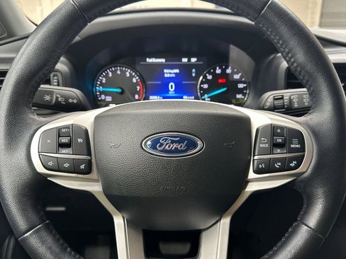 Used 2023 Ford Explorer XLT image 30
