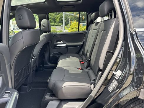 Used 2025 Mercedes-Benz GLB 250 4MATIC image 11