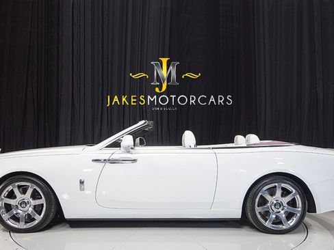 Used 2017 Rolls-Royce Dawn image 2