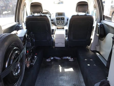 Used 2017 Dodge Grand Caravan SXT FWD image 9