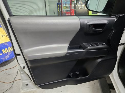 Used 2018 Toyota Tacoma SR image 14