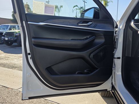 New 2025 Jeep Grand Cherokee Limited image 11