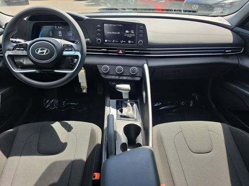 Used 2025 Hyundai Elantra SE FWD image 12
