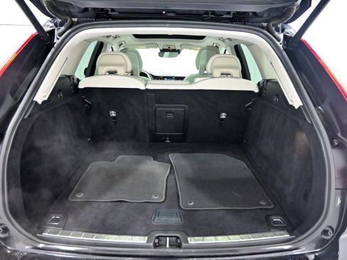 Used 2018 Volvo XC60 T5 Momentum w/ Vision Package AWD/4WD image 32