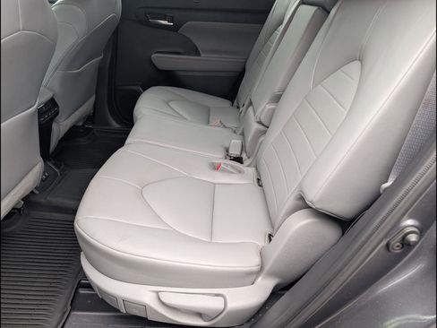 Used 2021 Toyota Highlander XLE AWD/4WD image 10