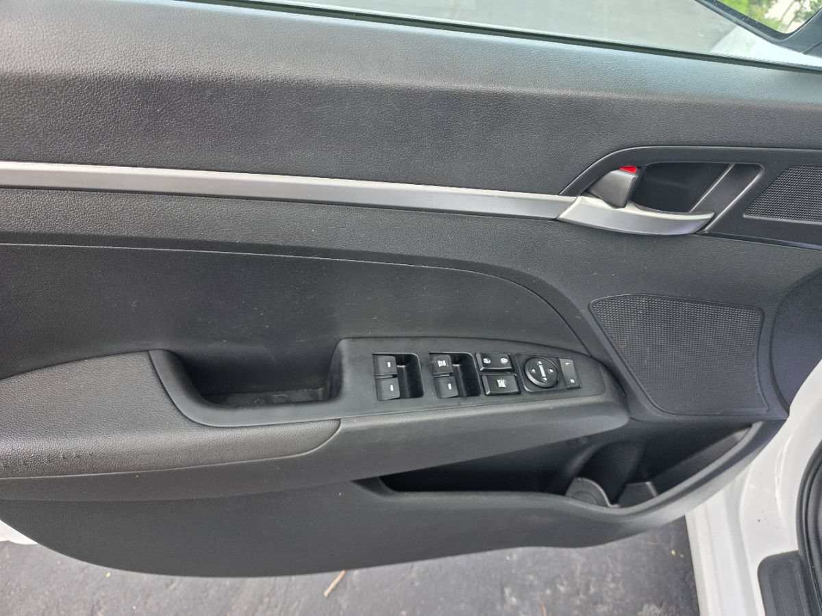 Used 2019 Hyundai Elantra SE w/ Cargo Package FWD image 13