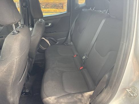 Used 2016 Jeep Renegade Latitude FWD image 11