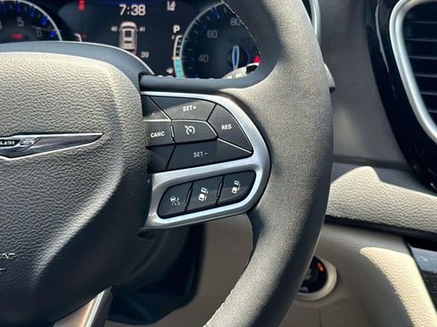 Used 2023 Chrysler Pacifica Touring-L FWD image 17