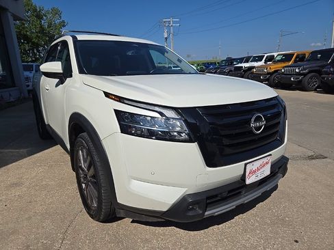 Used 2023 Nissan Pathfinder SL w/ SL Premium Package AWD/4WD image 15