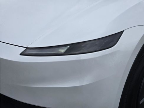 Used 2026 Tesla Model Y 2WD image 10