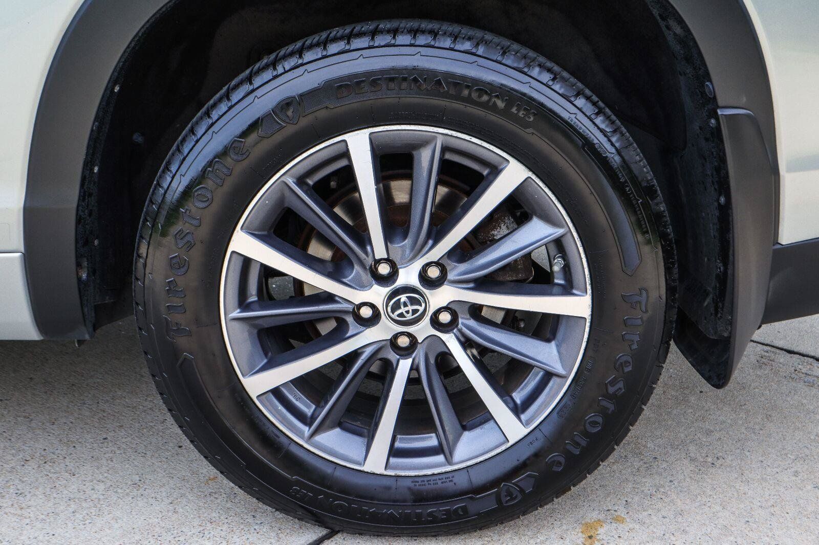 Used 2018 Toyota Highlander XLE AWD/4WD image 25