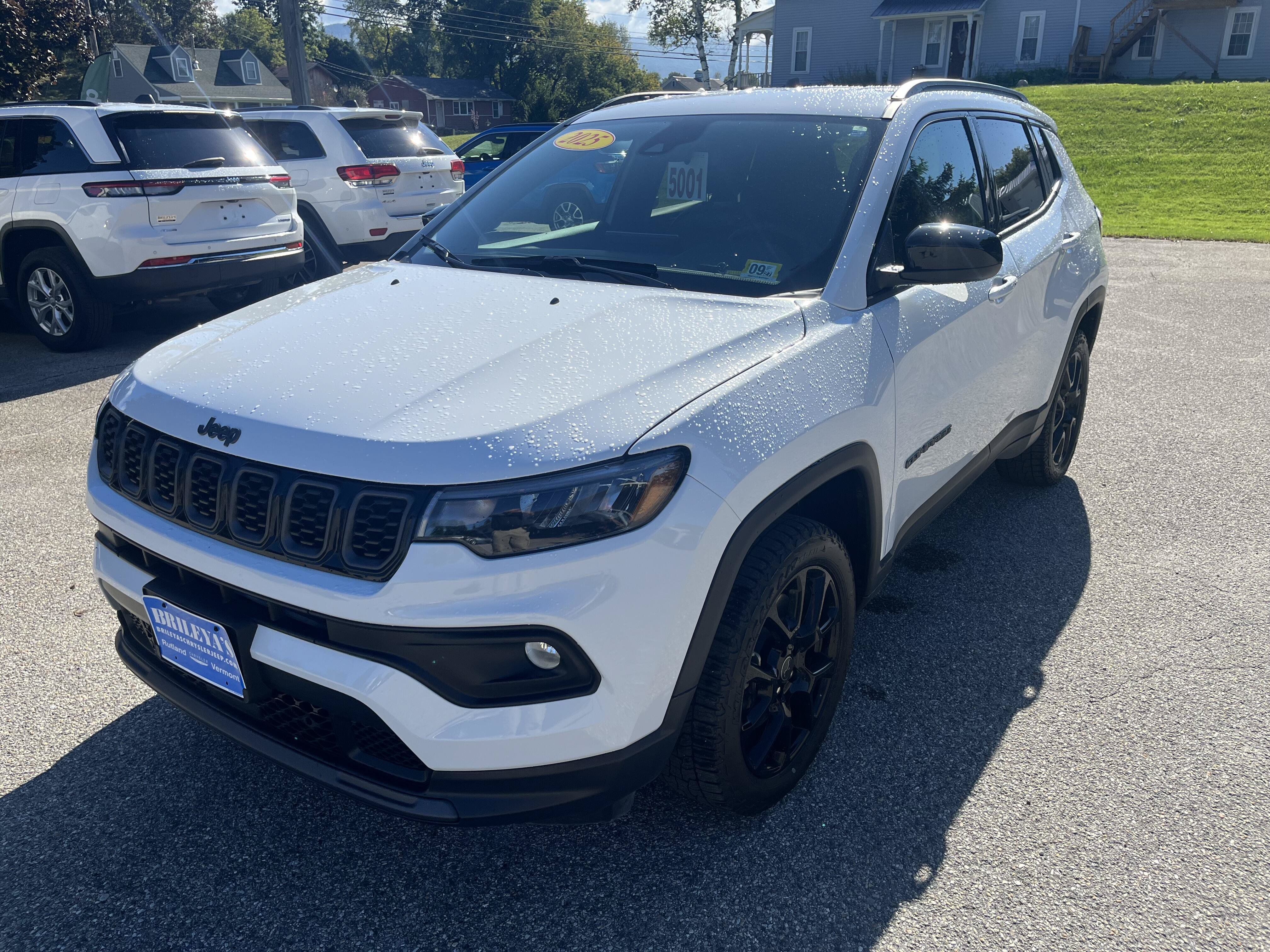 Certified 2025 Jeep Compass Latitude w/ Convenience Group AWD/4WD image 1