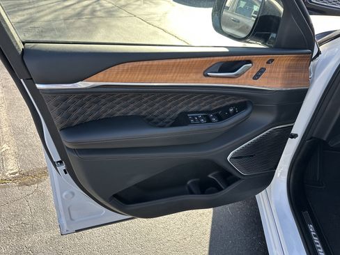 Used 2023 Jeep Grand Cherokee Summit image 12