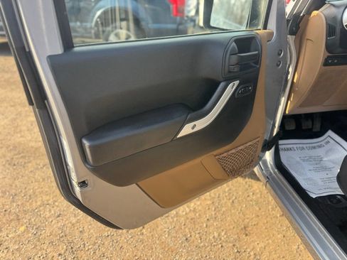 Used 2017 Jeep Wrangler Unlimited Rubicon w/ Connectivity Group AWD/4WD image 29